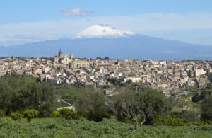 Militello in Val di Catania con l'Etna sullo sfondo